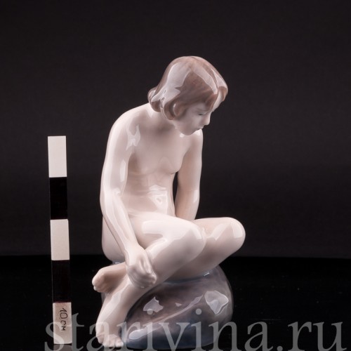 Фигурка девочки из фарфора Девочка на камне, Royal Copenhagen, Дания, 1967 г.