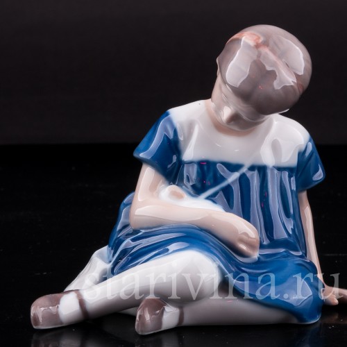 Фигурка из фарфора Девочка с куклой, Royal Copenhagen, Дания, кон. 20 в.