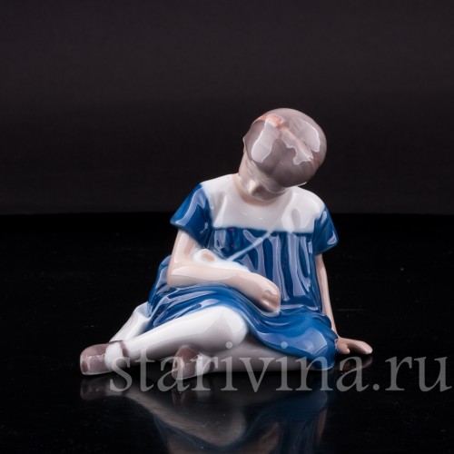 Фигурка из фарфора Девочка с куклой, Royal Copenhagen, Дания, кон. 20 в.