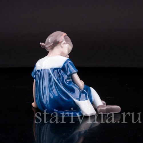 Фигурка из фарфора Девочка с куклой, Royal Copenhagen, Дания, кон. 20 в.