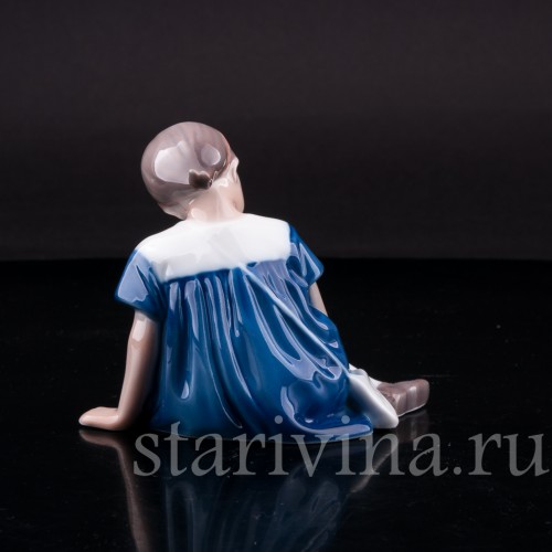 Фигурка из фарфора Девочка с куклой, Royal Copenhagen, Дания, кон. 20 в.