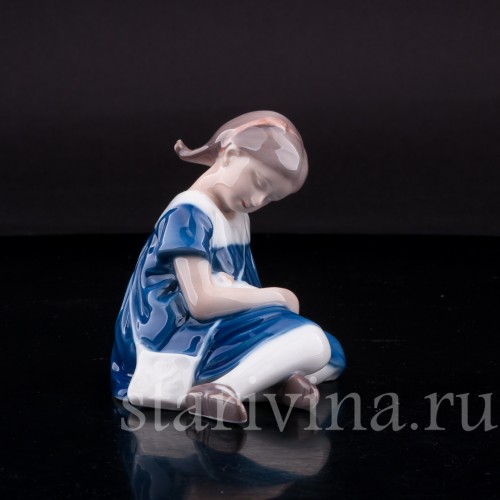 Фигурка из фарфора Девочка с куклой, Royal Copenhagen, Дания, кон. 20 в.
