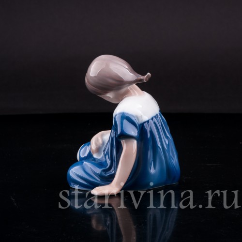 Фигурка из фарфора Девочка с куклой, Royal Copenhagen, Дания, кон. 20 в.