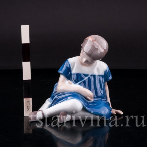 Фигурка из фарфора Девочка с куклой, Royal Copenhagen, Дания, кон. 20 в.
