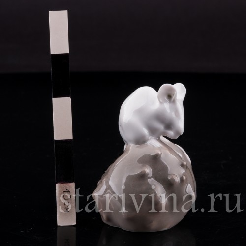 Фигурка из фарфора Мышь на каштане, Royal Copenhagen, Дания, 1956 г.