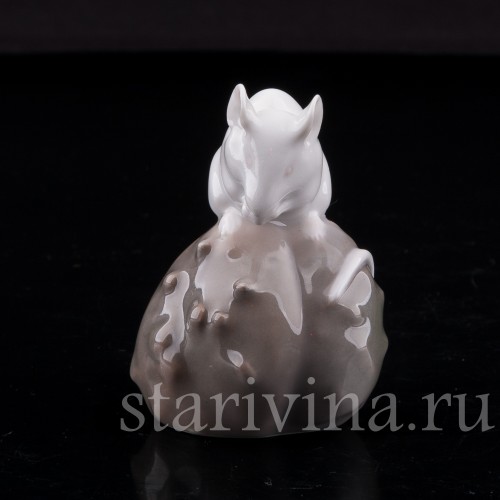 Фигурка из фарфора Мышь на каштане, Royal Copenhagen, Дания, 1956 г.