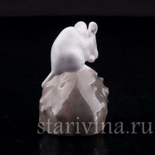 Фигурка из фарфора Мышь на каштане, Royal Copenhagen, Дания, 1956 г.