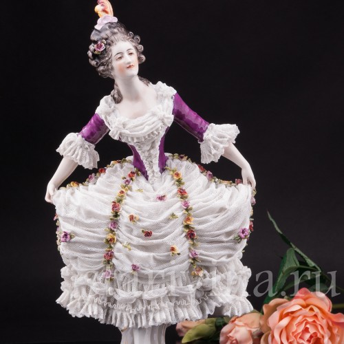 Фарфоровая статуэтка Дама с султаном из перьев, кружевная, Volkstedt, Германия, кон. 19, нач. 20 в.