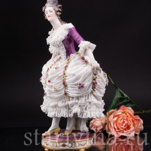 Фарфоровая статуэтка Дама с султаном из перьев, кружевная, Volkstedt, Германия, кон. 19, нач. 20 в.