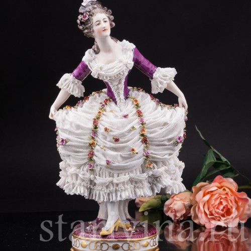 Фарфоровая статуэтка Дама с султаном из перьев, кружевная, Volkstedt, Германия, кон. 19, нач. 20 в.