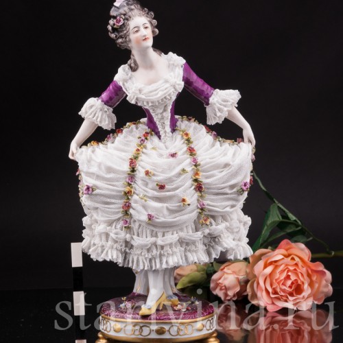 Фарфоровая статуэтка Дама с султаном из перьев, кружевная, Volkstedt, Германия, кон. 19, нач. 20 в.