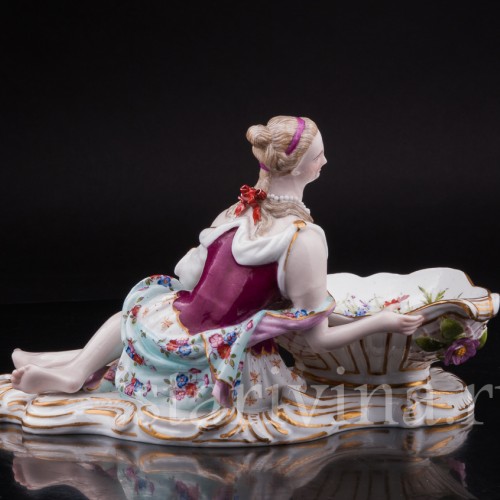 Фарфоровая композиция Девушка с блюдом, , кон. 19 в.