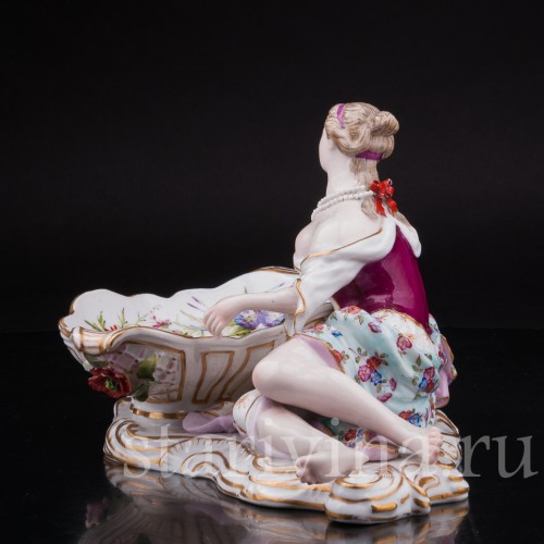 Фарфоровая композиция Девушка с блюдом, , кон. 19 в.