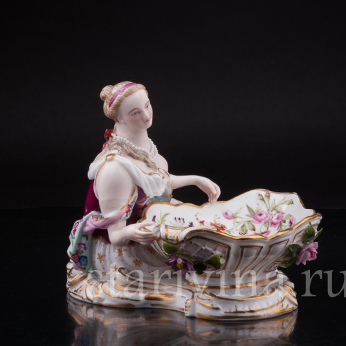 Фарфоровая композиция Девушка с блюдом, , кон. 19 в.