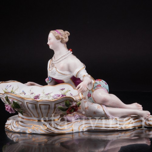 Фарфоровая композиция Девушка с блюдом, , кон. 19 в.