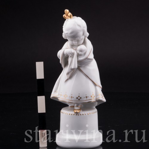 Статуэтка из фарфора Девочка с куклой, Hertwig & Co, Германия, нач. 20 в.