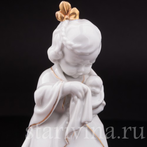 Статуэтка из фарфора Девочка с куклой, Hertwig & Co, Германия, нач. 20 в.