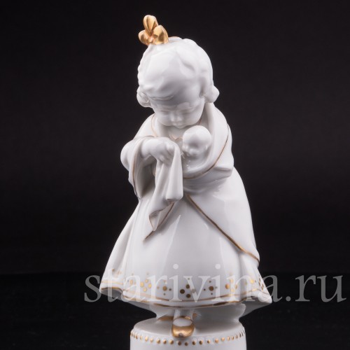 Статуэтка из фарфора Девочка с куклой, Hertwig & Co, Германия, нач. 20 в.