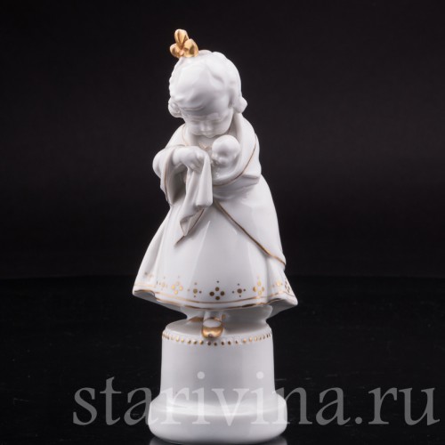 Статуэтка из фарфора Девочка с куклой, Hertwig & Co, Германия, нач. 20 в.
