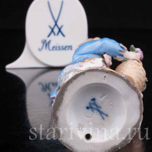 Фигурка из фарфора Мальчик с корзиной цветов, Meissen, Германия, сер. 19 - нач. 20 вв.