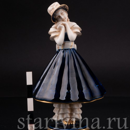 Статуэтка Мечты, девушка в капоре, Royal Dux, Чехия, 1900 гг.