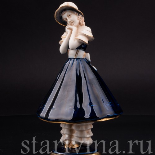 Статуэтка Мечты, девушка в капоре, Royal Dux, Чехия, 1900 гг.