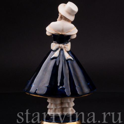 Статуэтка Мечты, девушка в капоре, Royal Dux, Чехия, 1900 гг.