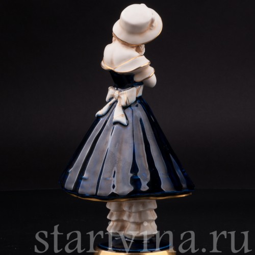 Статуэтка Мечты, девушка в капоре, Royal Dux, Чехия, 1900 гг.