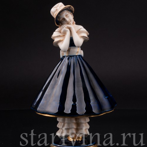 Статуэтка Мечты, девушка в капоре, Royal Dux, Чехия, 1900 гг.