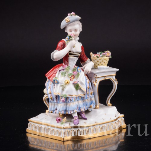 Антикварная статуэтка девушки Обоняние, 5 чувств, аллегория, Meissen, Германия, сер. 19 - нач. 20 вв.