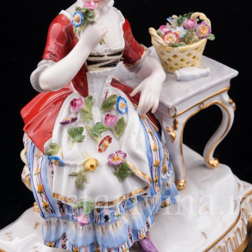 Антикварная статуэтка девушки Обоняние, 5 чувств, аллегория, Meissen, Германия, сер. 19 - нач. 20 вв.