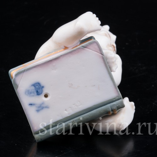 Фигурка Малыш на книге, E. A. Muller, Германия, нач. 20 в.