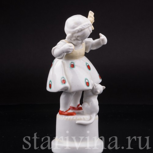 Статуэтка из фарфора Девочка с котенком, Hertwig & Co, Германия, 1920-30 гг.