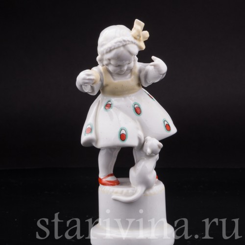 Статуэтка из фарфора Девочка с котенком, Hertwig & Co, Германия, 1920-30 гг.