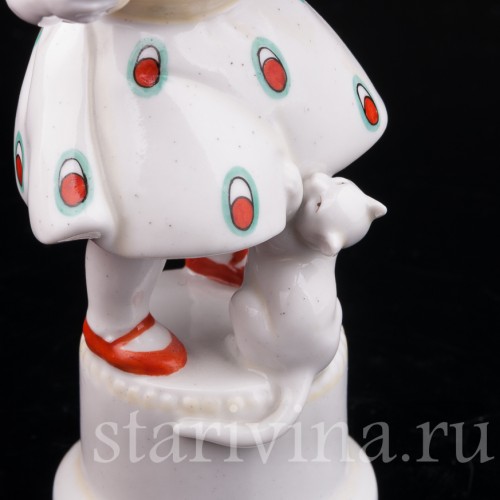 Статуэтка из фарфора Девочка с котенком, Hertwig & Co, Германия, 1920-30 гг.