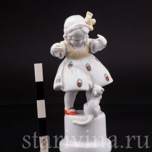 Статуэтка из фарфора Девочка с котенком, Hertwig & Co, Германия, 1920-30 гг.