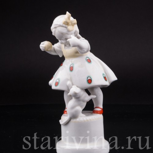 Статуэтка из фарфора Девочка с котенком, Hertwig & Co, Германия, 1920-30 гг.