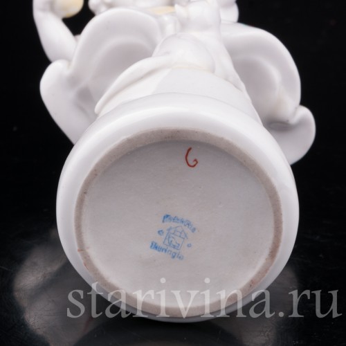 Статуэтка из фарфора Девочка с котенком, Hertwig & Co, Германия, 1920-30 гг.