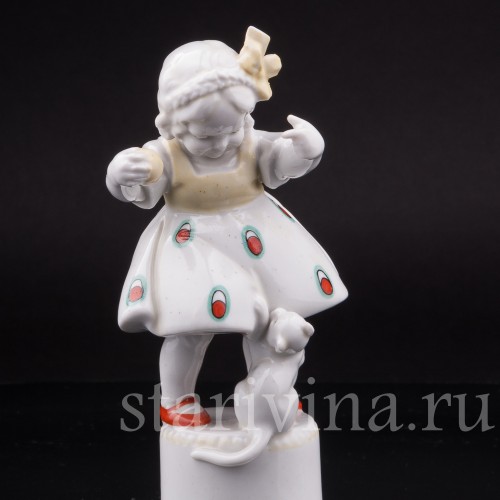 Статуэтка из фарфора Девочка с котенком, Hertwig & Co, Германия, 1920-30 гг.