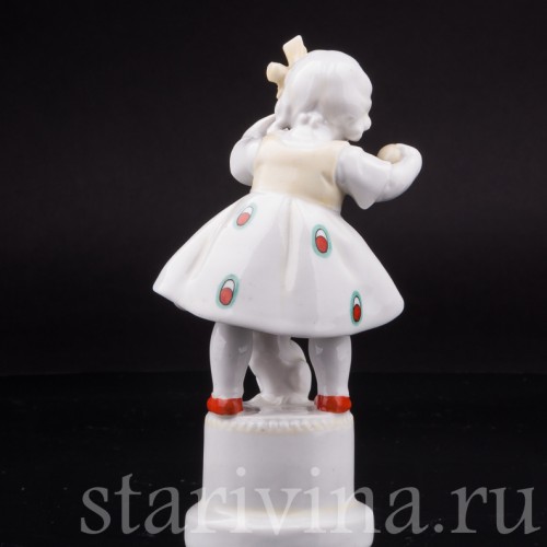 Статуэтка из фарфора Девочка с котенком, Hertwig & Co, Германия, 1920-30 гг.