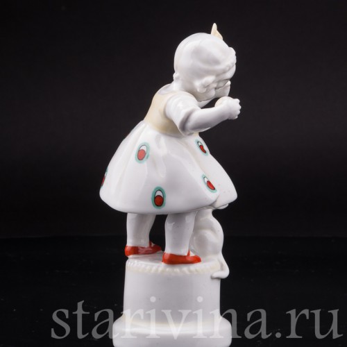 Статуэтка из фарфора Девочка с котенком, Hertwig & Co, Германия, 1920-30 гг.