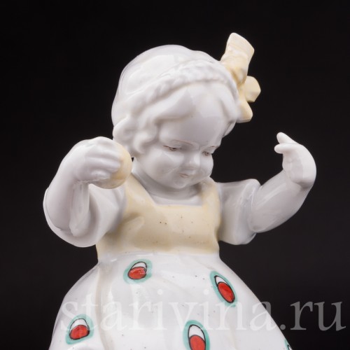 Статуэтка из фарфора Девочка с котенком, Hertwig & Co, Германия, 1920-30 гг.