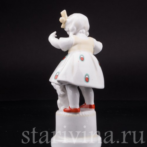 Статуэтка из фарфора Девочка с котенком, Hertwig & Co, Германия, 1920-30 гг.