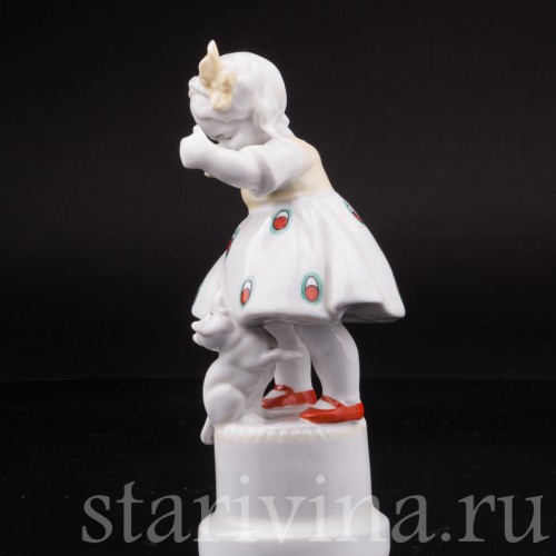 Статуэтка из фарфора Девочка с котенком, Hertwig & Co, Германия, 1920-30 гг.