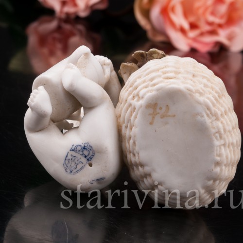 Бисквитная фигурка Малыш с лейкой, миниатюра, E. A. Muller, Германия, кон. 19, нач. 20 вв.