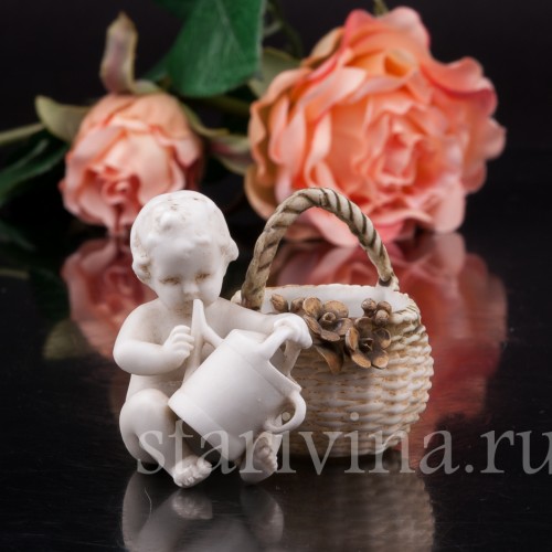 Бисквитная фигурка Малыш с лейкой, миниатюра, E. A. Muller, Германия, кон. 19, нач. 20 вв.