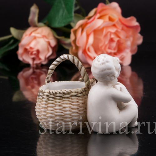 Бисквитная фигурка Малыш с лейкой, миниатюра, E. A. Muller, Германия, кон. 19, нач. 20 вв.