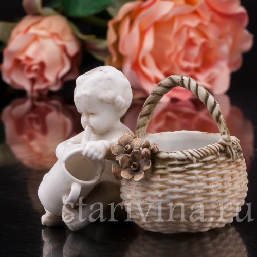 Бисквитная фигурка Малыш с лейкой, миниатюра, E. A. Muller, Германия, кон. 19, нач. 20 вв.