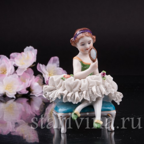 Фарфоровая статуэтка Девочка с зеркалом, кружевная, миниатюра, Дрезден, Германия.