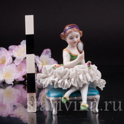 Фарфоровая статуэтка Девочка с зеркалом, кружевная, миниатюра, Дрезден, Германия.